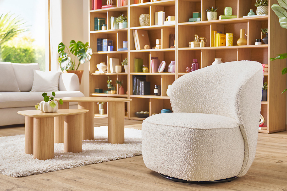 Fauteuil design pivotant blanc, vue de profil dans un int�rieur lumineux et moderne.