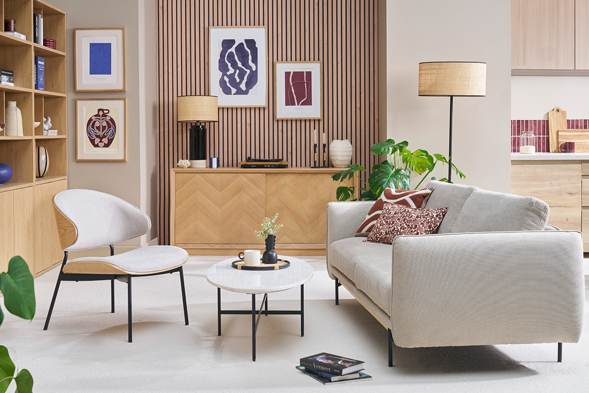 Salon moderne avec fauteuil effet velours beige, bois clair et m�tal noir, vue ensemble mobilier et d�coration.