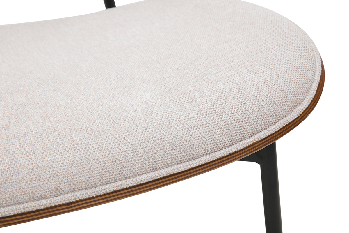 Gros plan sur l'assise d'un fauteuil beige textur� avec bord en bois et pied en m�tal noir.
