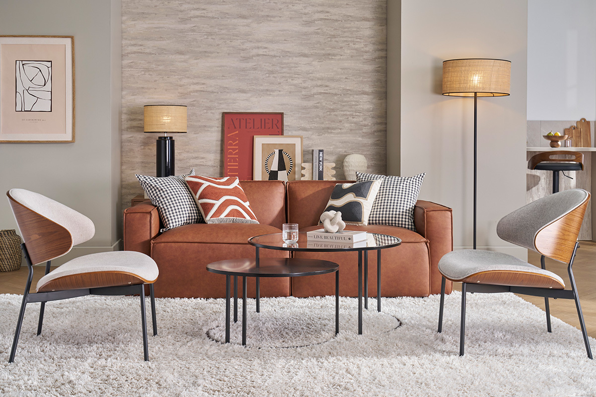 Fauteuil beige effet velours, bois fonc� et m�tal noir FABULO dans un salon moderne.