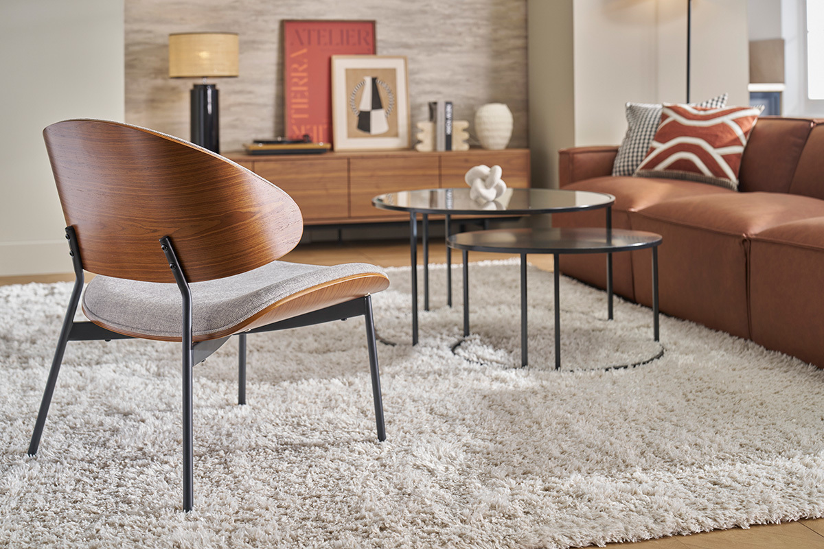 Fauteuil en tissu gris et bois fonc�, vue de dos dans un salon moderne.