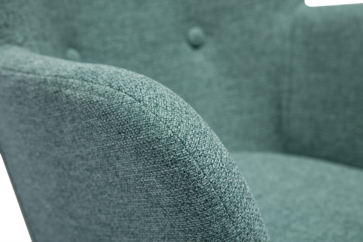 Fauteuil enfant en tissu vert de gris avec accoudoir et dossier bouton en gros plan.