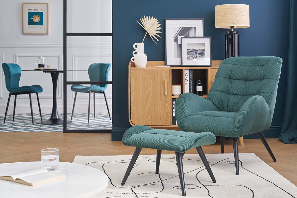 Fauteuil ZOE en velours c�tel� vert avec repose-pieds, vue de face dans un salon moderne.