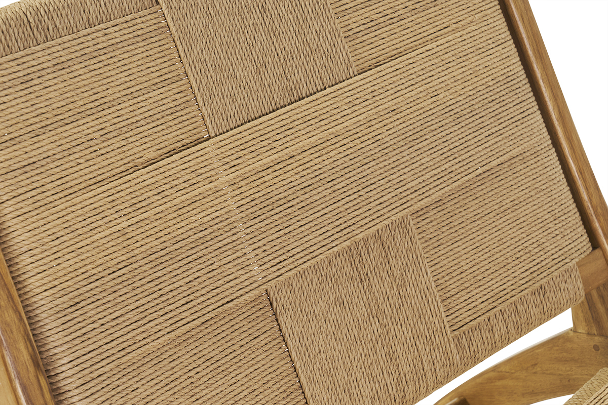 D�tail du fauteuil YARI en bois de teck et corde tress�e vue rapproch�e.