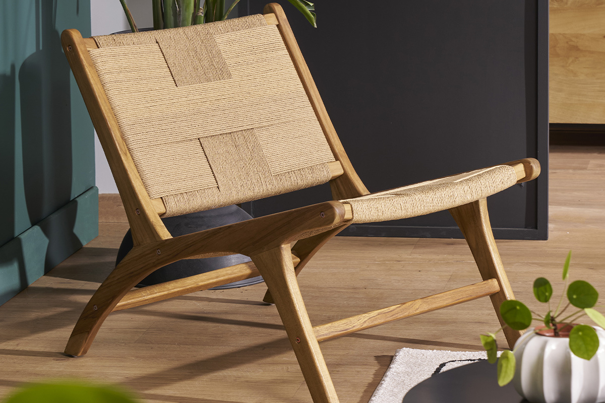 Fauteuil lounge en bois de teck et corde tress�e, angle biais.