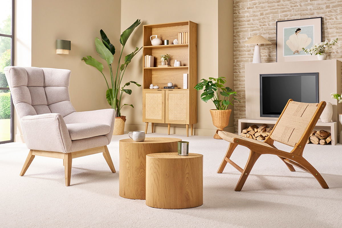 Fauteuil lounge YARI en bois de teck et corde tress�e, pos� dans un salon moderne.