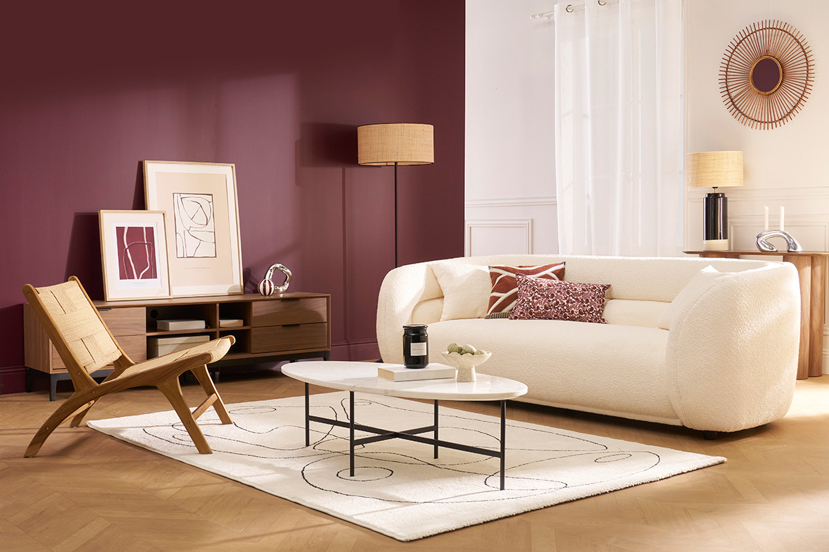 Fauteuil lounge YARI en teck et corde tress�e dans un salon �l�gant.