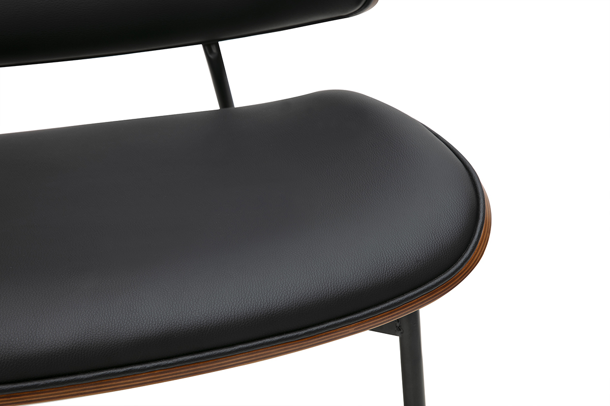 Gros plan sur l'assise et le dossier d'un fauteuil noir FABULO en bois fonc� et m�tal.