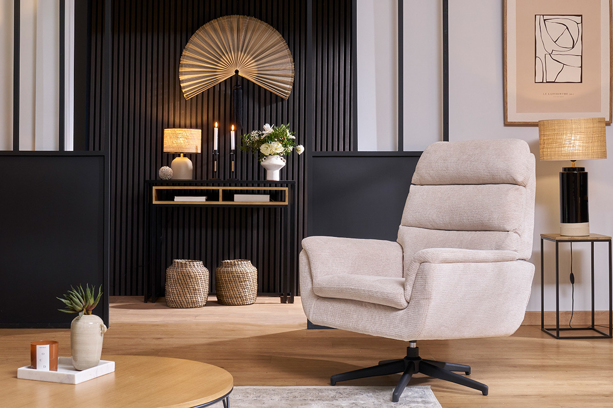 Fauteuil pivotant JONAH en tissu chenille beige et m�tal noir dans un int�rieur moderne.