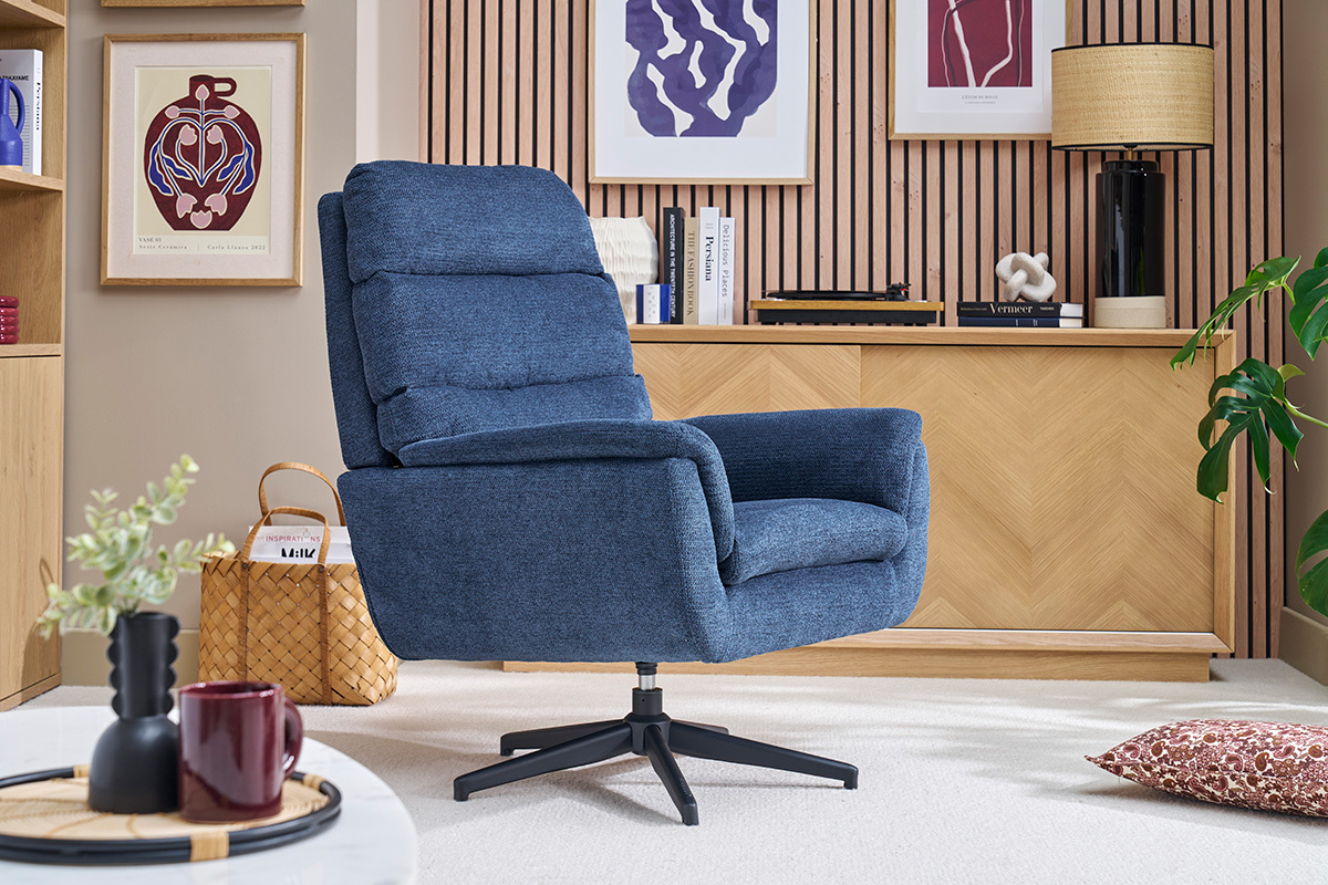 Fauteuil pivotant bleu en tissu chenille et m�tal noir dans un salon moderne.