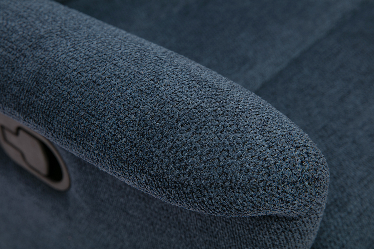 Gros plan sur l'accoudoir du fauteuil pivotant relax en tissu chenille bleu fonc� NELSON.
