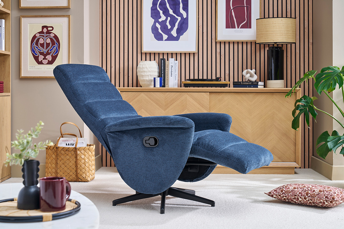 Fauteuil pivotant relax bleu inclin� dans un salon moderne.