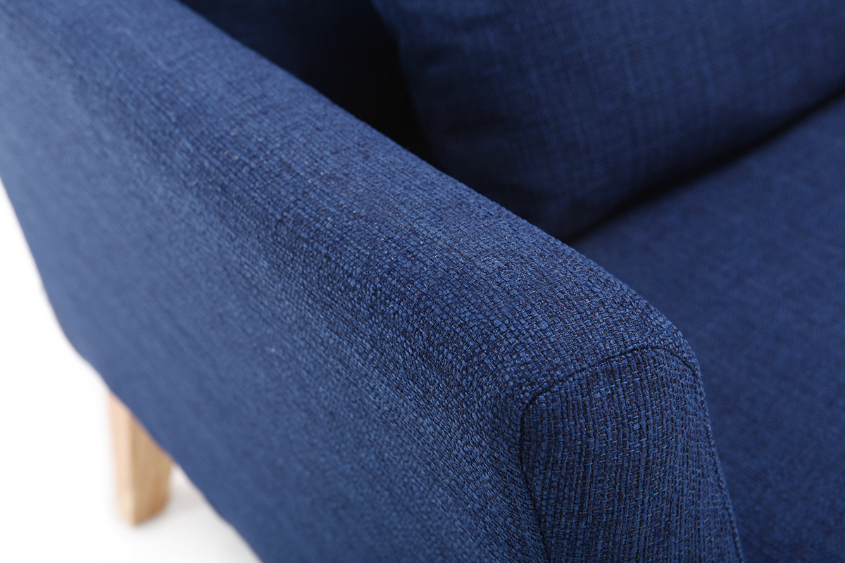 Accoudoir en tissu bleu fonc� du fauteuil scandinave OSLO, vue en gros plan.