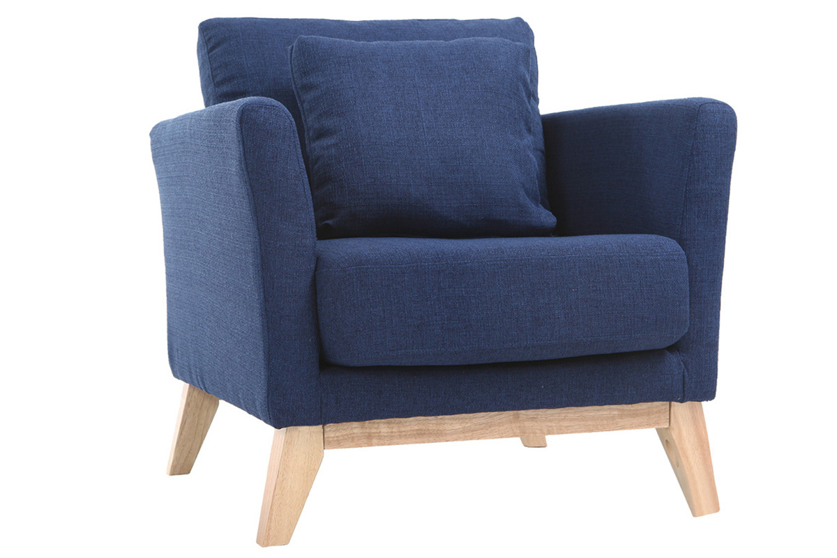 Fauteuil scandinave en tissu bleu fonc� avec pieds en bois clair, vu de trois-quarts avant.