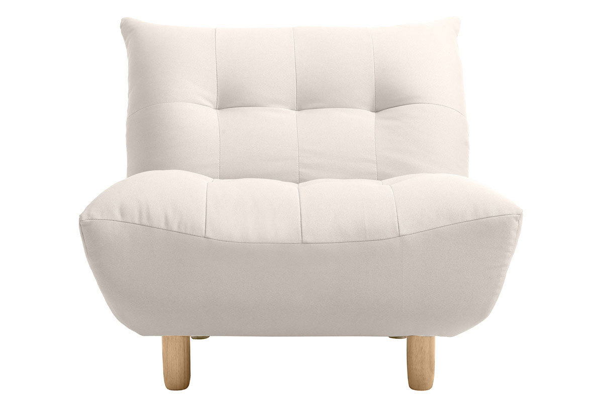 Fauteuil scandinave YUMI en tissu beige avec pi�tement en bois clair, vue de face.