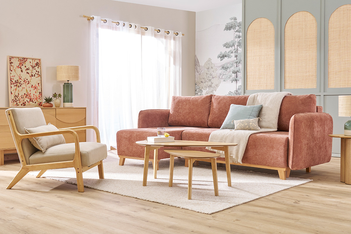 Fauteuil scandinave DERRY en tissu beige avec une structure en bois clair, vu de face dans une pi�ce lumineuse.