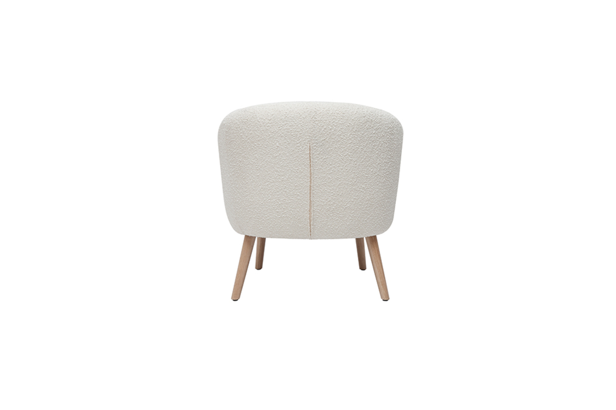 Fauteuil scandinave en tissu effet laine boucl�e blanc cass� et bois clair MAGGIE