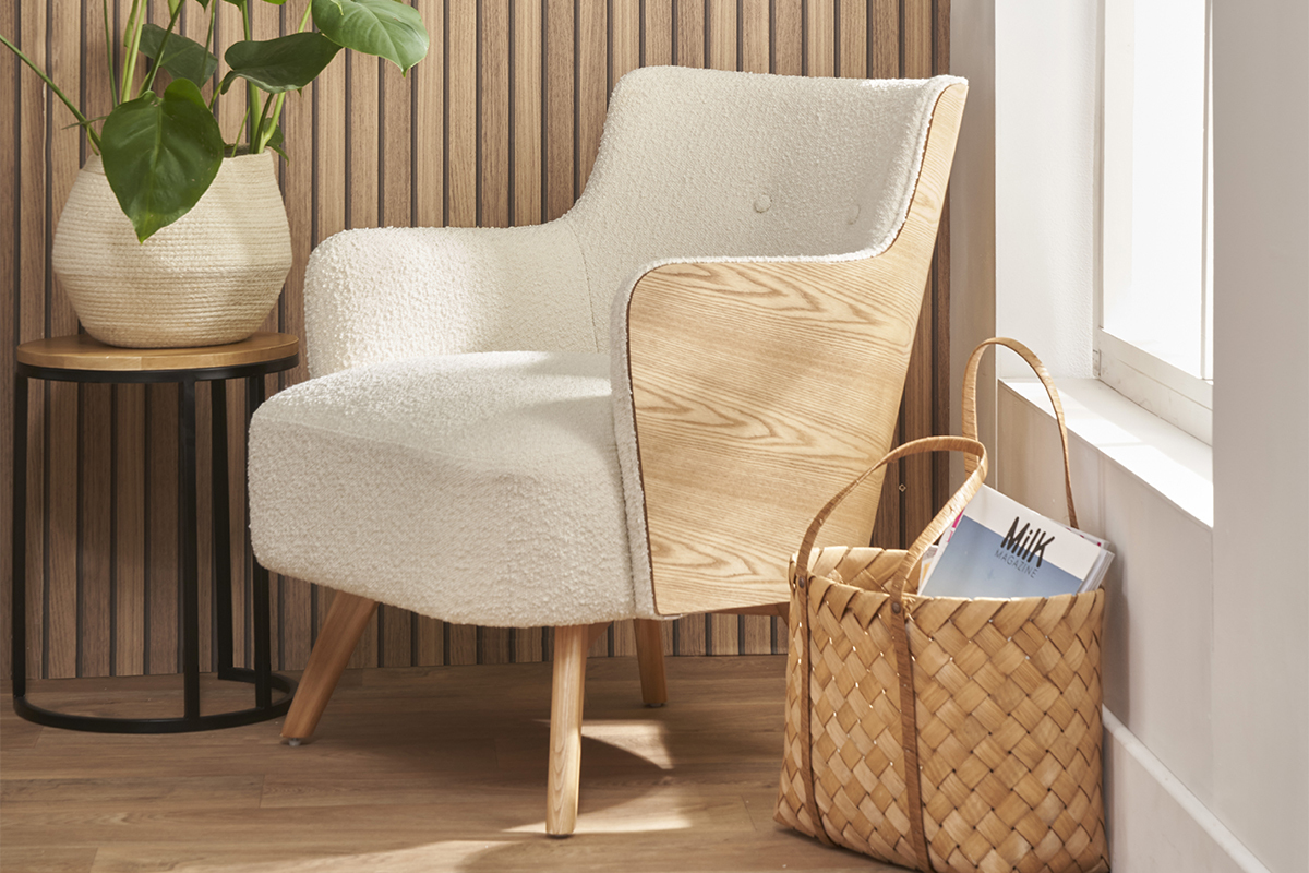 Fauteuil scandinave en tissu effet laine boucl�e blanc cass� et bois clair VALMY