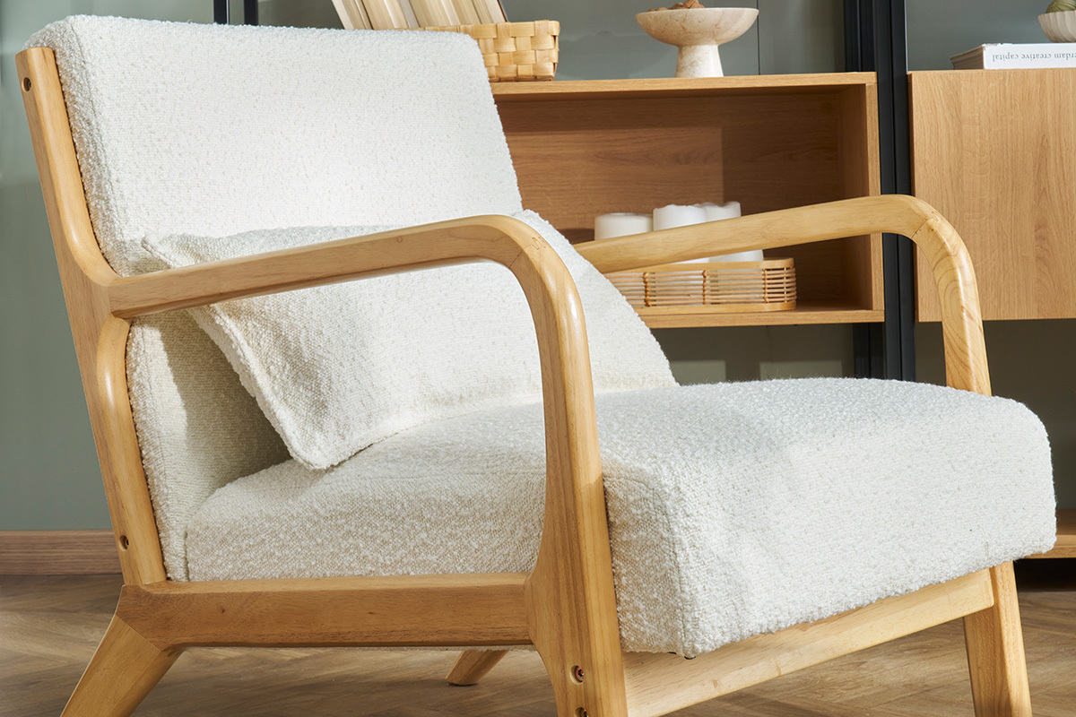 Fauteuil scandinave en tissu effet laine boucl�e blanc et bois clair massif DERRY
