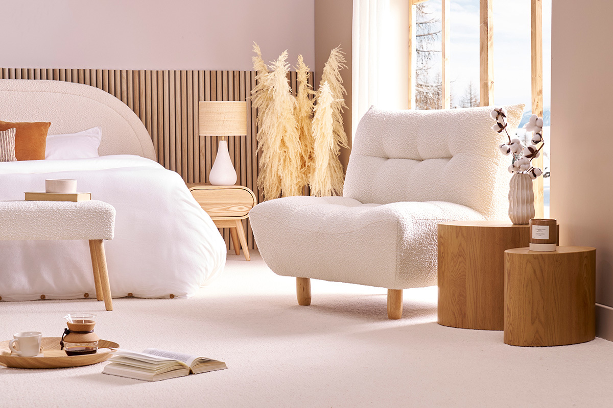 Fauteuil scandinave en tissu effet laine boucl�e blanc et bois clair YUMI