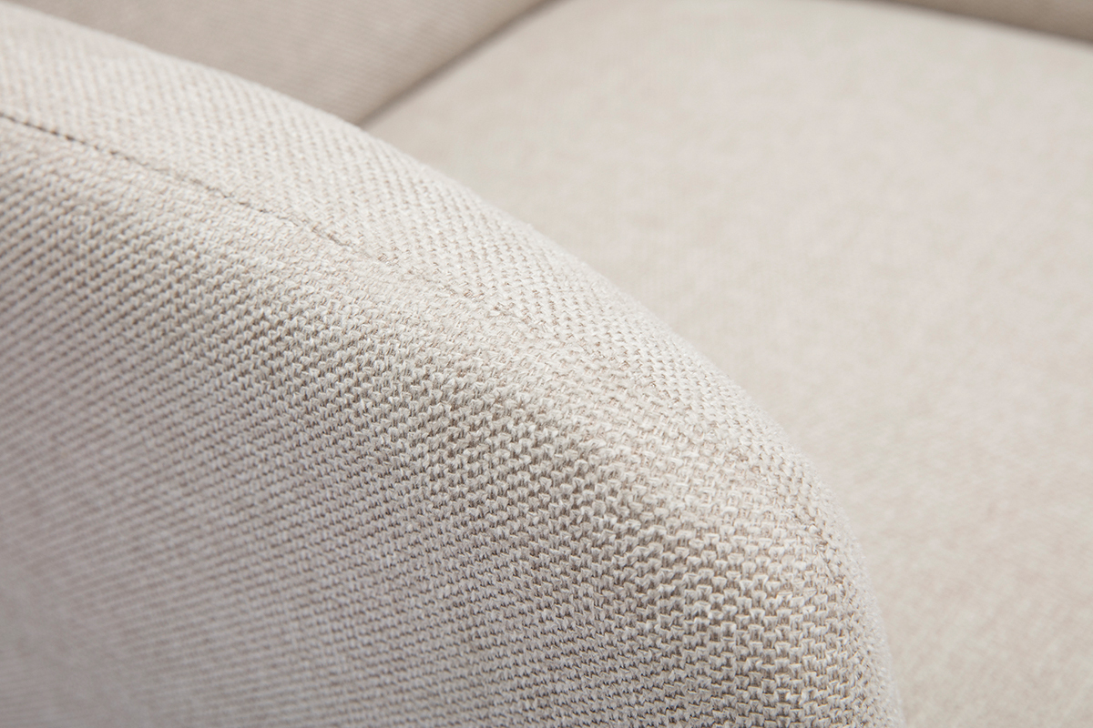 Gros plan sur le tissu effet velours textur� beige du fauteuil scandinave ISKO.