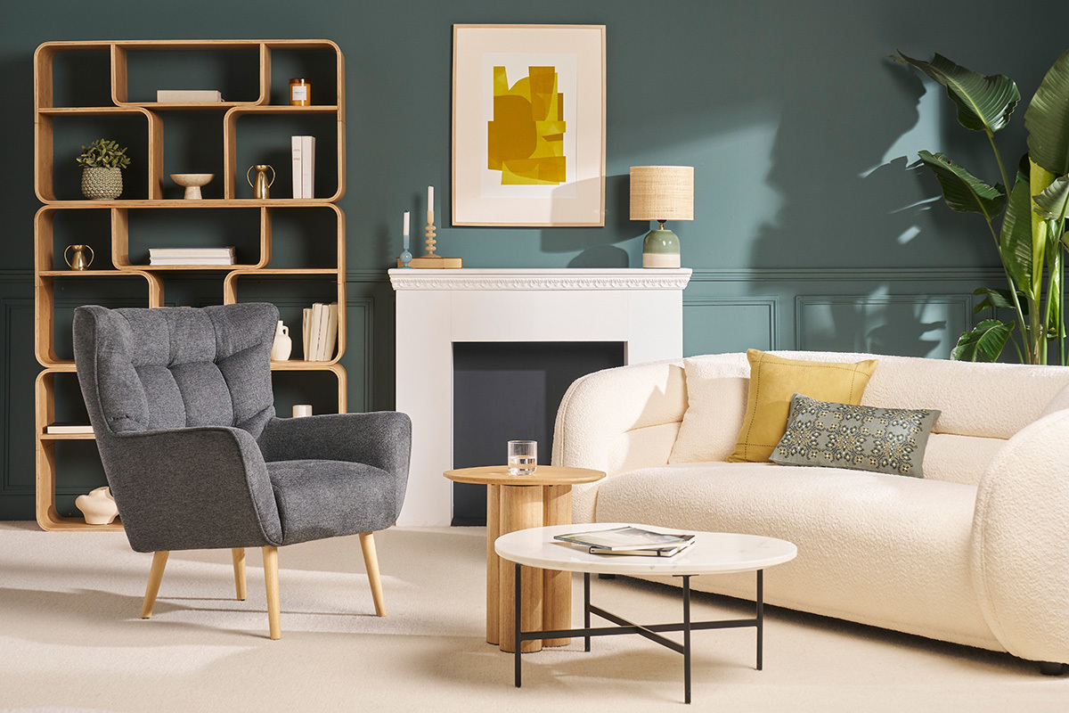 Fauteuil scandinave en tissu effet velours textur� gris fonc� et bois clair AVERY