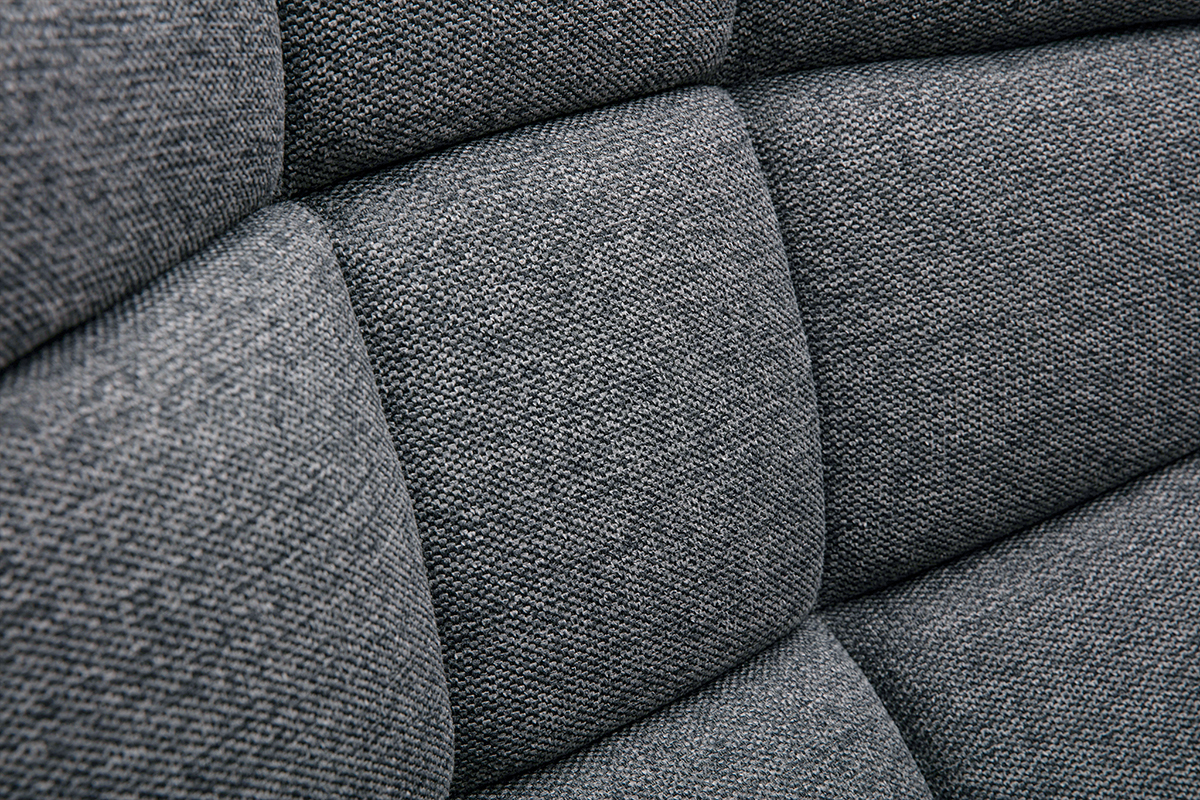 Fauteuil scandinave en tissu effet velours textur� gris fonc� et bois clair BRODY