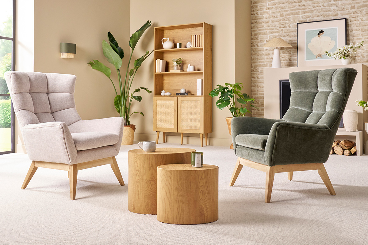 Fauteuil scandinave en tissu effet velours textur� jaune moutarde et bois clair BRODY