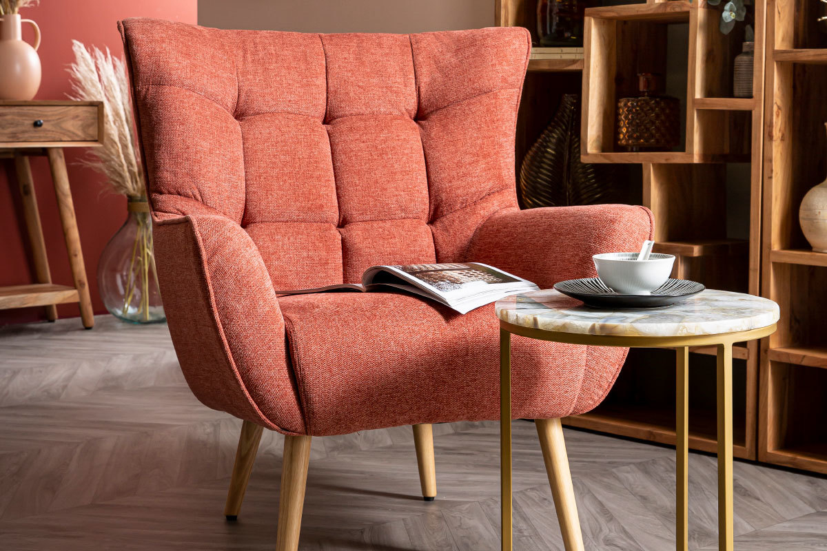 Fauteuil scandinave en tissu effet velours textur� terracotta et bois clair AVERY