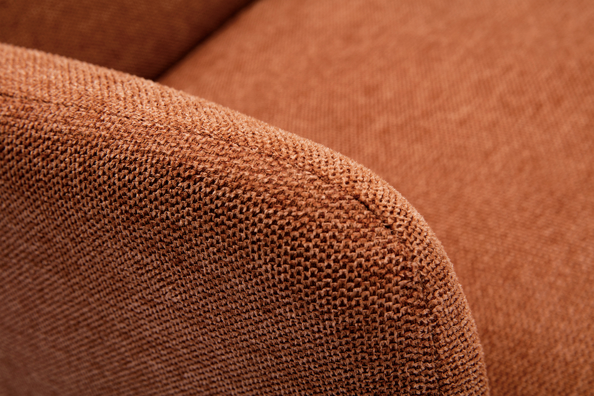 Gros plan sur le tissu effet velours textur� terre br�l�e du fauteuil ISKO.