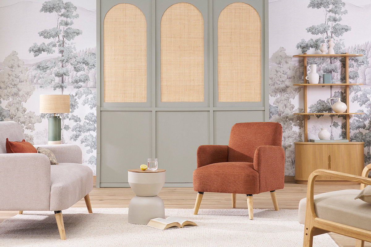 Fauteuil scandinave en tissu terre br�l�e et bois clair dans un salon.
