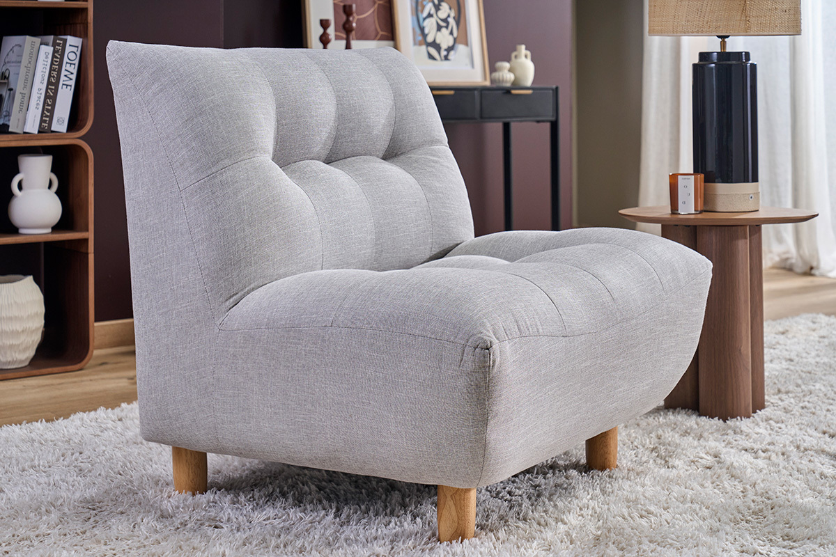 Fauteuil scandinave en tissu gris clair et bois clair YUMI