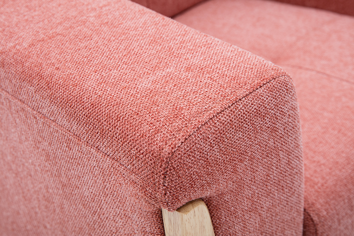 Gros plan sur l'accoudoir en tissu terracotta du fauteuil scandinave FJORD.