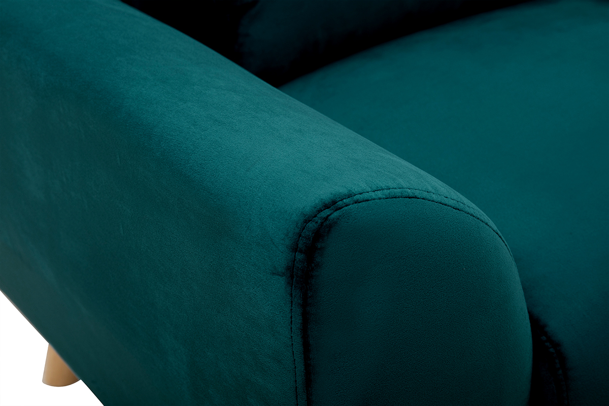 D�tail du fauteuil scandinave EKTOR en velours bleu p�trole, vue rapproch�e de l'accoudoir.