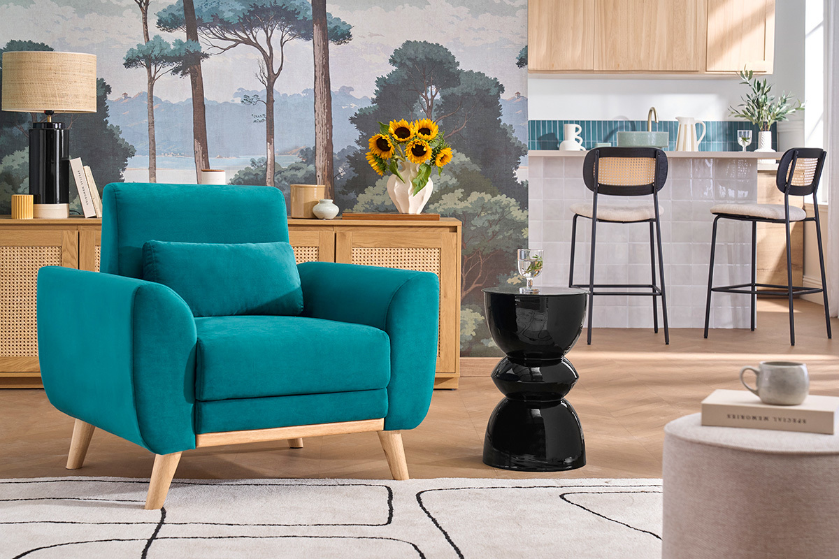 Fauteuil scandinave EKTOR en velours bleu p�trole avec accoudoirs et coussin, vue de face.