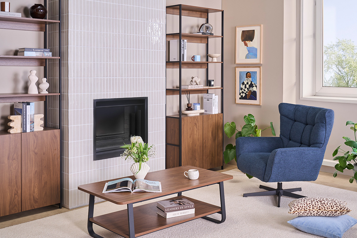 Fauteuil scandinave pivotant en tissu effet velours textur� bleu fonc� et m�tal AVERY