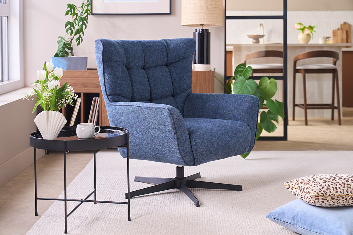 Fauteuil scandinave pivotant en tissu effet velours textur� bleu fonc� et m�tal AVERY