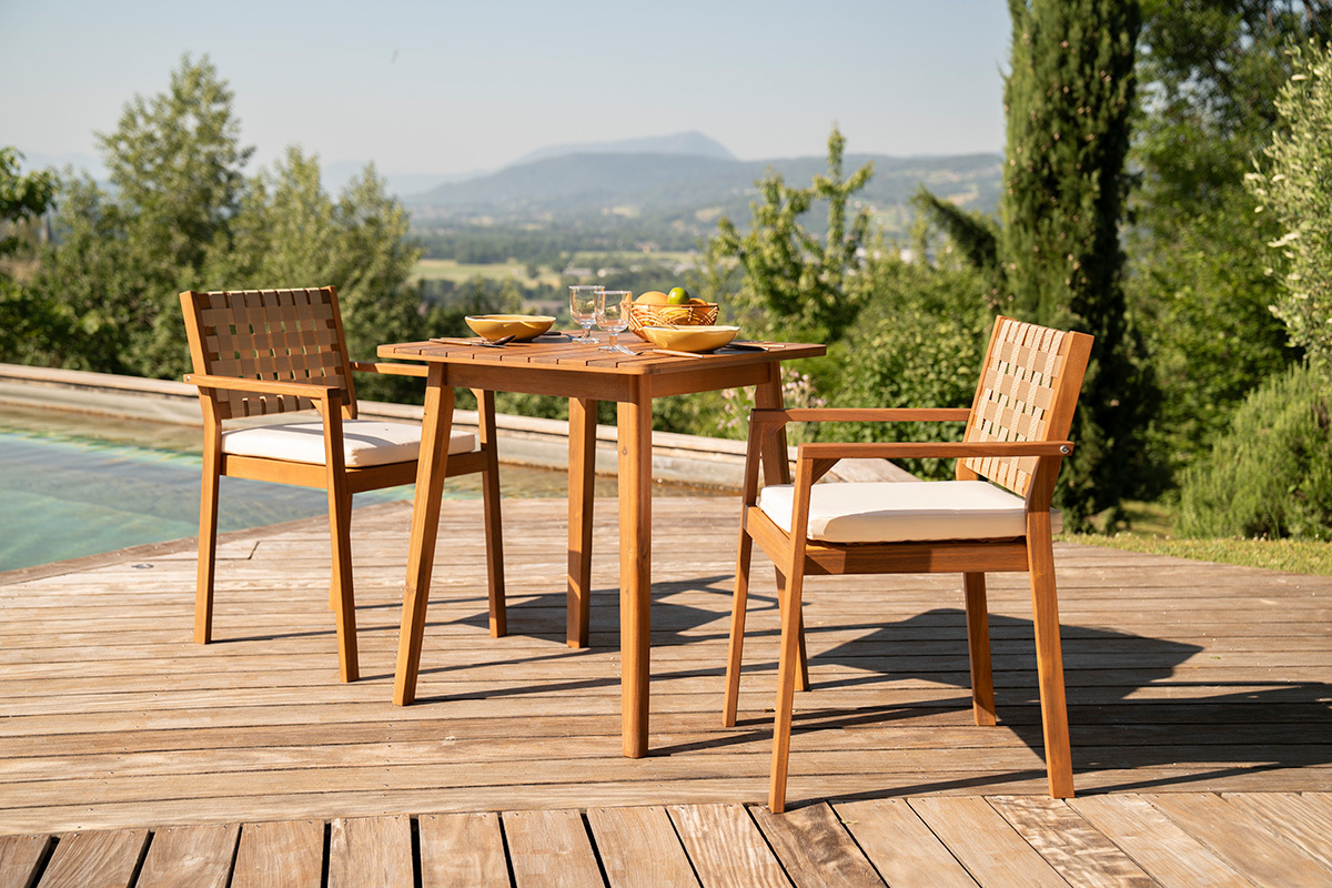 Fauteuils de jardin empilables en bois massif avec coussin blanc et sangles beiges (lot de 2) SANTANA
