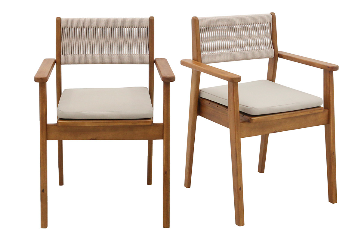 Deux fauteuils de jardin en bois massif avec corde tress�e et coussins beiges, vue de face.