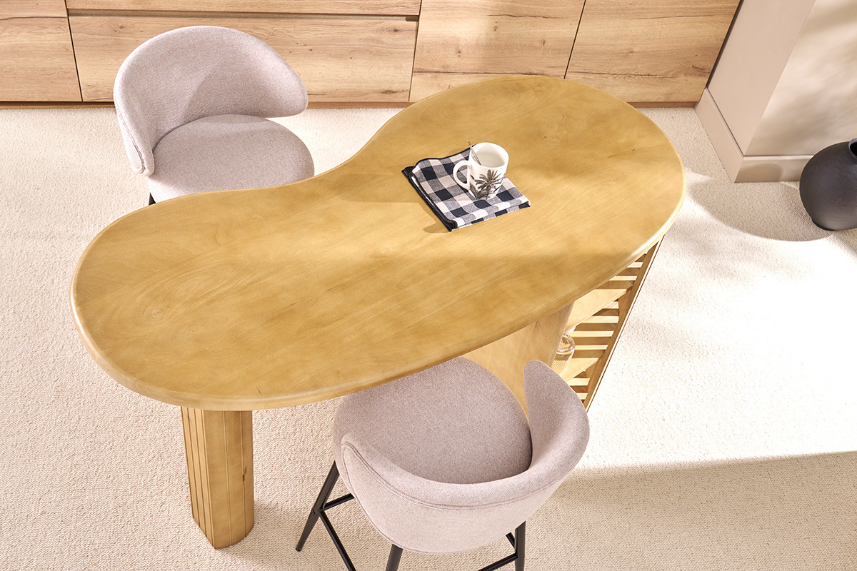 Vue du dessus d'une table de bar en bois de manguier avec deux tabourets et rangement int�gr�.