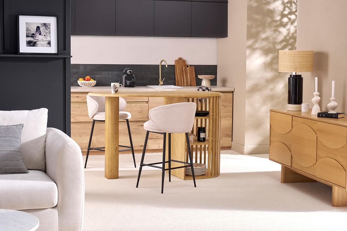 Table de bar en bois manguier avec rangements int�gr�s dans une cuisine moderne.