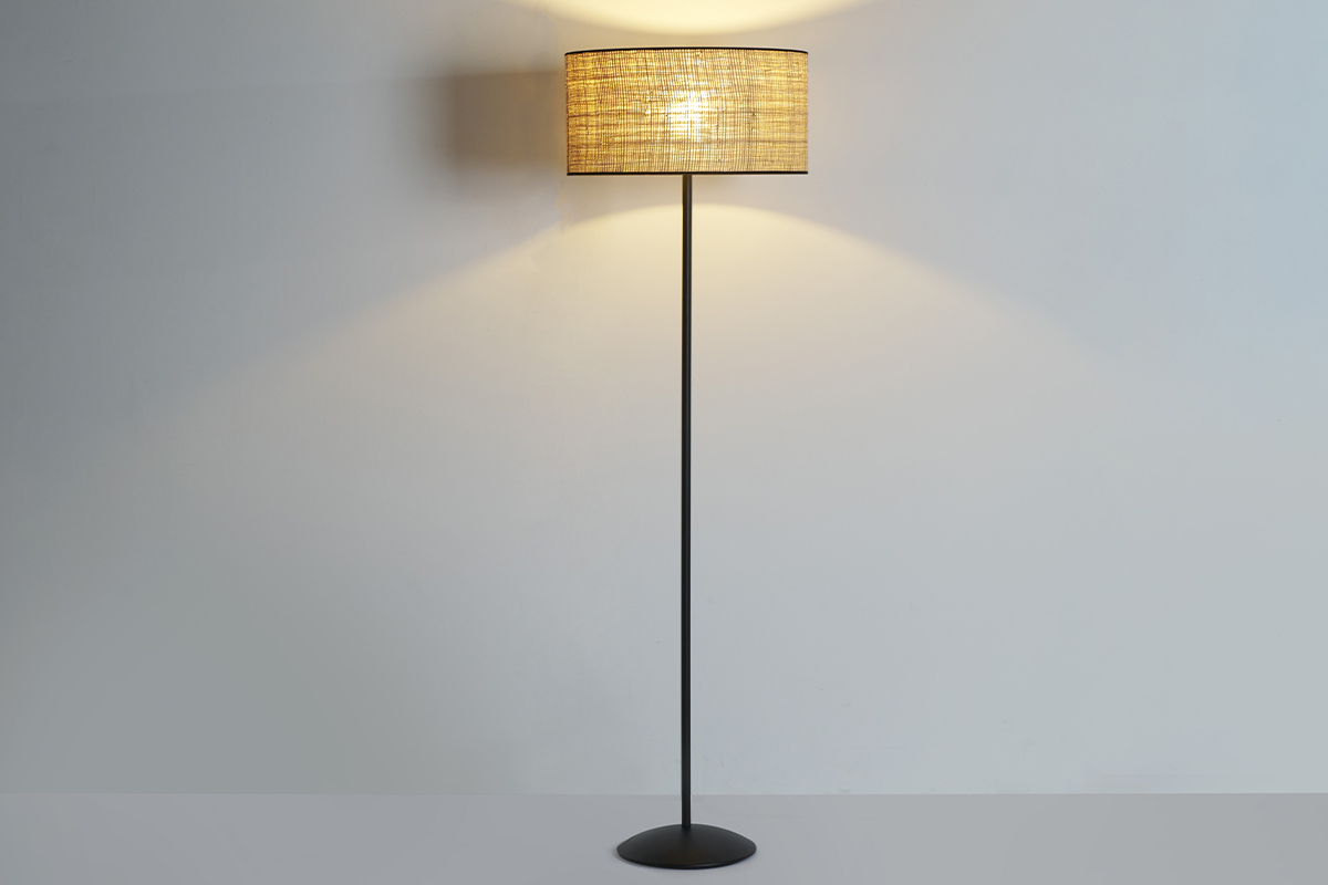 Lampadaire en m�tal noir avec abat-jour en rabane, hauteur 170 cm, vue de face sur fond clair.