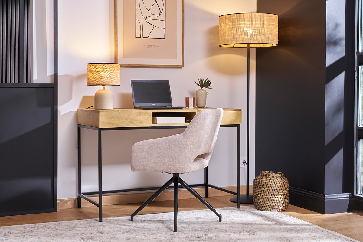 Lampadaire en rabane et m�tal noir H170 cm ALOE, avec bureau et chaise, vue d'ensemble.