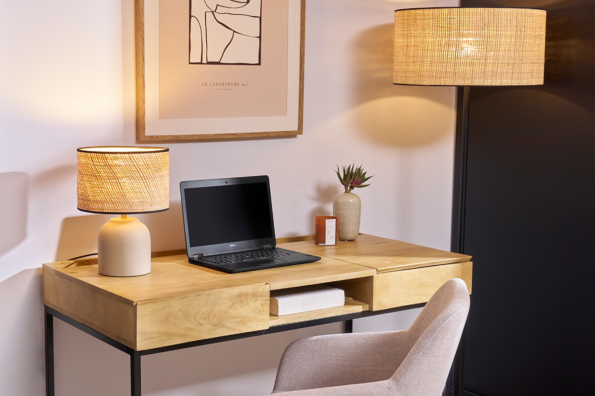 Lampadaire en rabane et m�tal noir H170 cm ALOE sur un bureau avec un ordinateur portable.