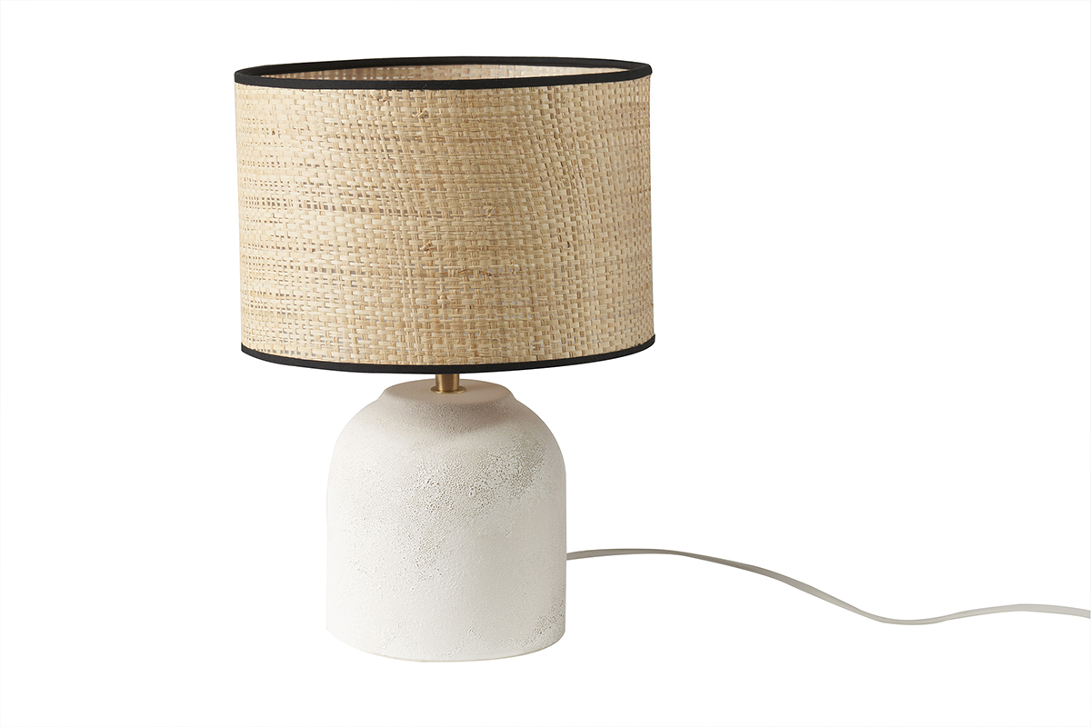 Lampe � poser en c�ramique blanche effet pierre avec abat-jour en raphia, vue de face.