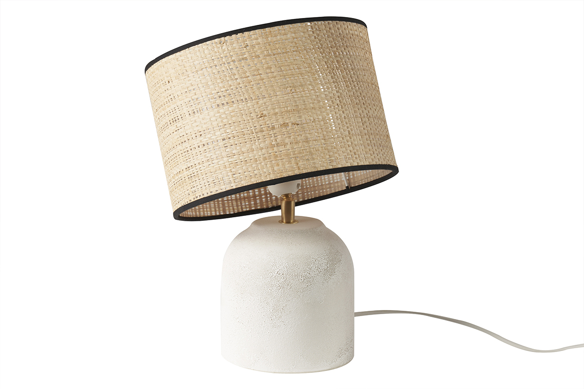 Lampe � poser blanche en c�ramique avec abat-jour en raphia, vue de c�t�.