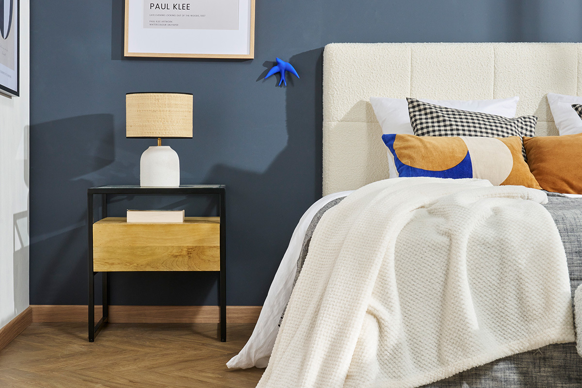 Lampe � poser en c�ramique blanche et raphia sur table de chevet en bois, chambre � coucher moderne.