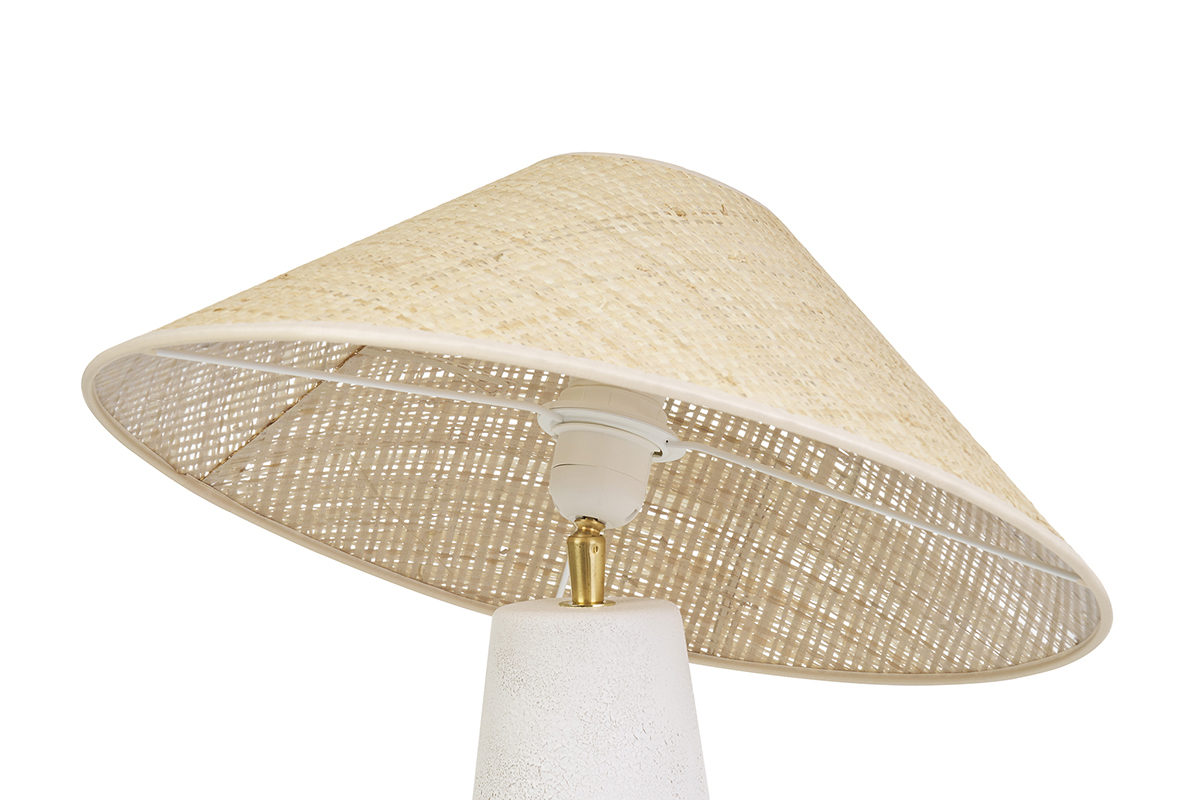 Lampe � poser blanche en c�ramique avec abat-jour en rabane vue de dessous.