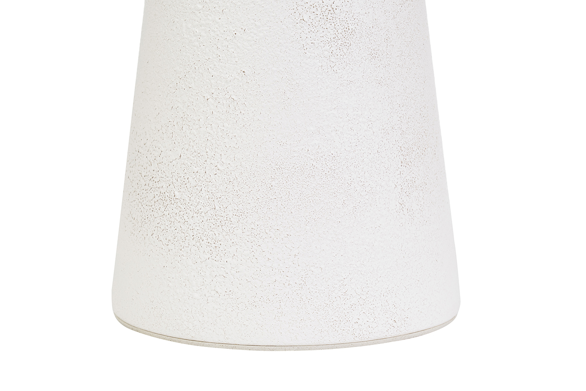 Gros plan sur le pied de la lampe en c�ramique blanche avec texture granuleuse.