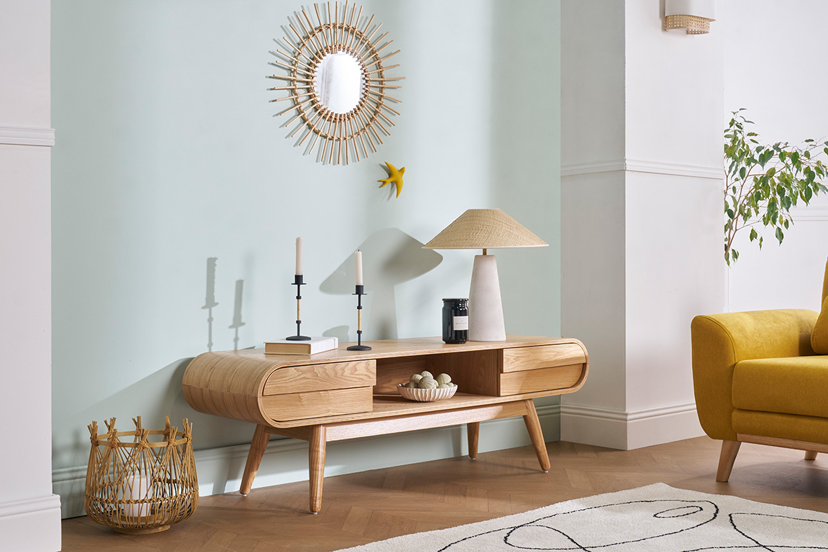 Lampe � poser JUNI en c�ramique et abat-jour en rabane sur console en bois.